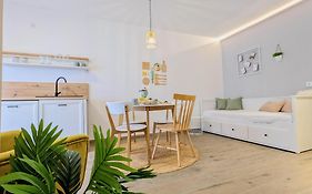 Apartments Gin & Tonic